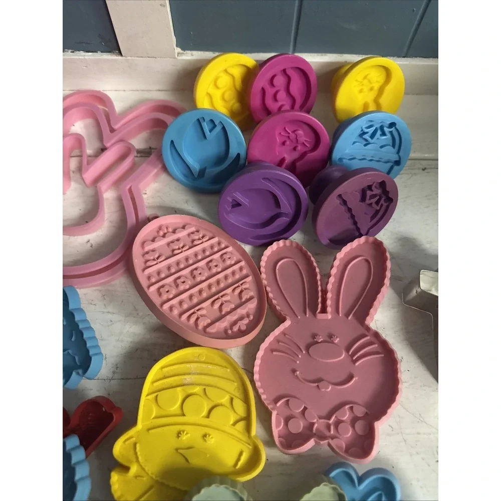 Huge Lot of‎ 33 Vintage Plastic Easter Cookie Cutters Stamps And Jello Mold